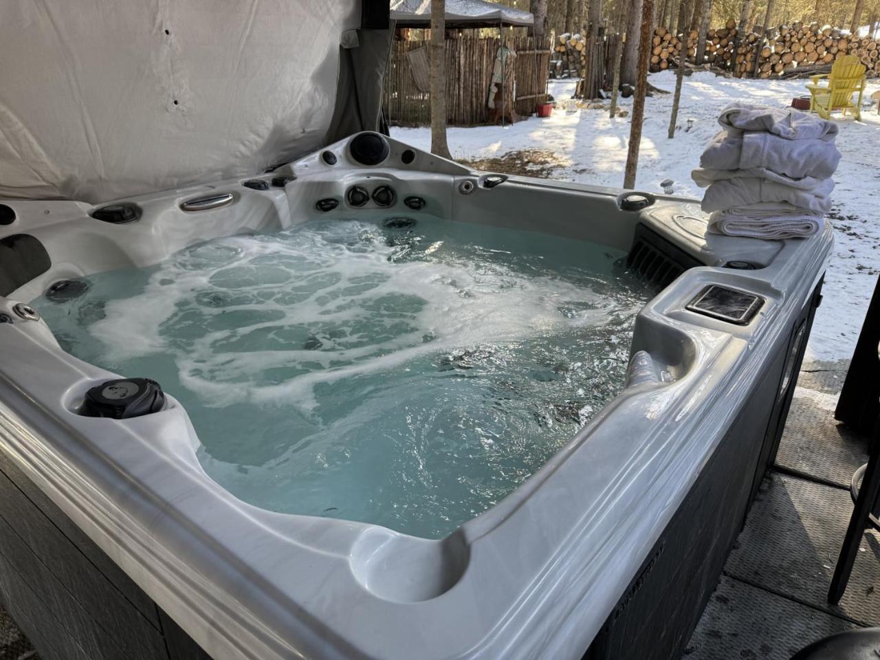 Rustic Cozy Cabin With Hot Tub Bragg Creek Bagian luar foto