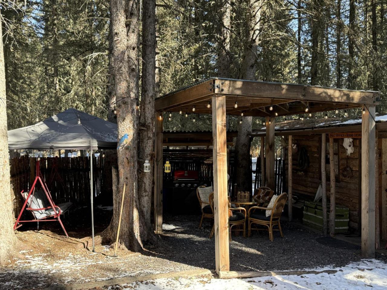 Rustic Cozy Cabin With Hot Tub Bragg Creek Bagian luar foto