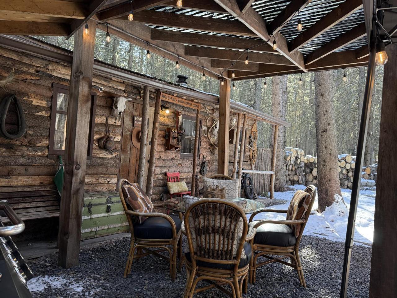 Rustic Cozy Cabin With Hot Tub Bragg Creek Bagian luar foto
